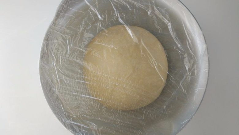 原味麦香小面包,团成团，放入盆中盖好，室温发酵。