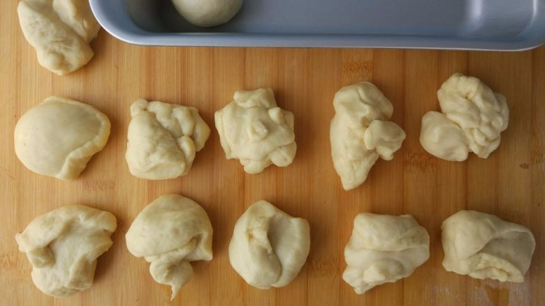 原味麦香小面包,制作挤挤面包胚：在厨房秤的辅助下，分成12个每个50克的面团，团成团。