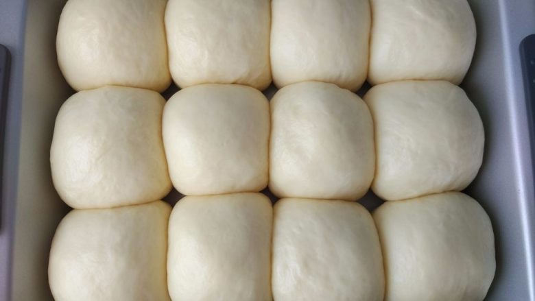 原味麦香小面包,待面包胚发酵到1.5倍大左右后。
