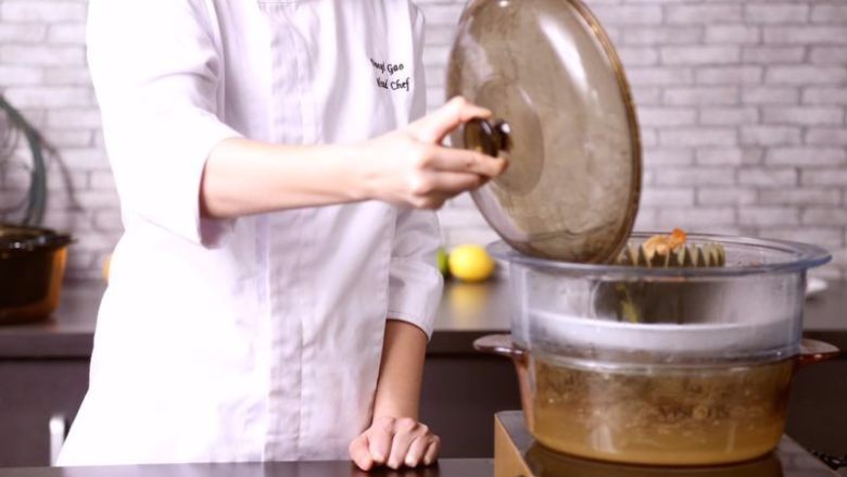 在家就能做的高档传统粤菜：白玉藏珍,将高汤和食材倒入冬瓜中，蒸10分钟，精致完成～