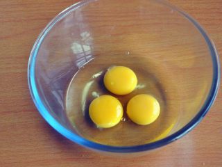 原味蒸蛋糕,准备材料，将三个鸡蛋放入无油无水的打蛋盆中。