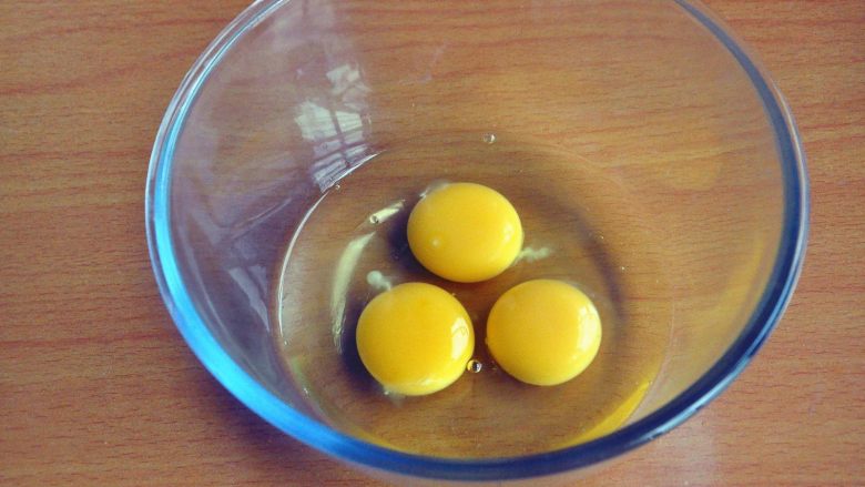 原味蒸蛋糕,准备材料，将三个<a style='color:red;display:inline-block;' href='/shicai/ 9'>鸡蛋</a>放入无油无水的打蛋盆中。