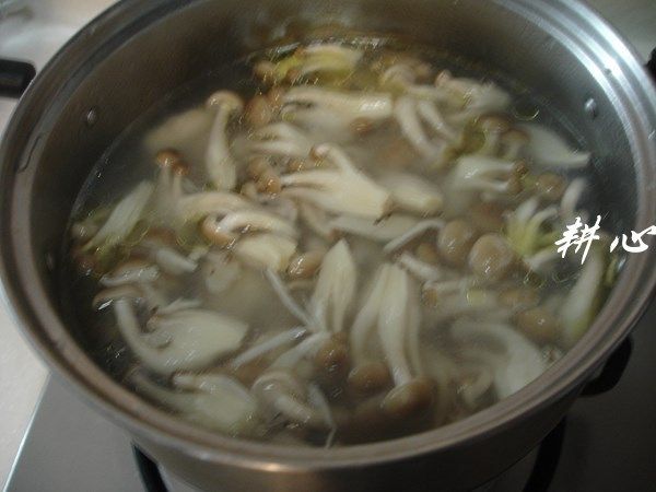 蟹味菇滚鱼丸汤,放入蟹味菇。