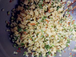 素烧麦,将西葫芦丁、胡萝卜丁、青椒丁和鸡蛋碎倒在一起，加植物油、盐和生抽拌匀