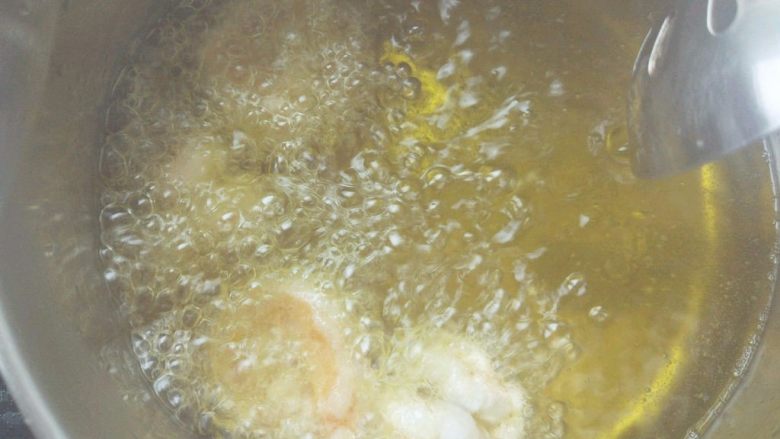 蛋黄焗虾球,油温五成热，约150°左右，将虾仁倒入炸到八成熟