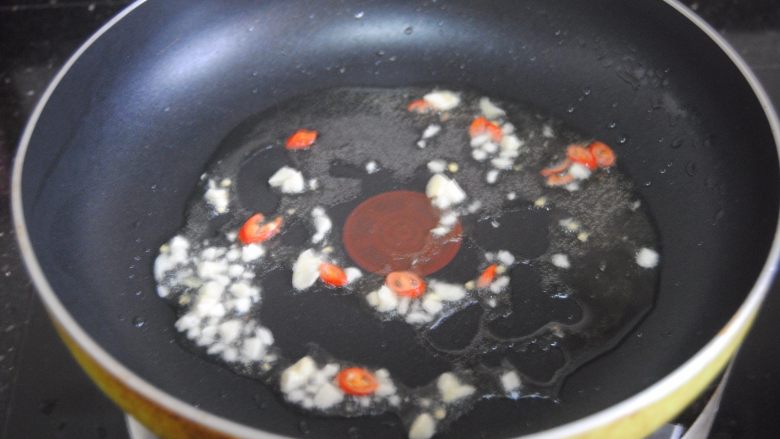 金笋肉酱拌面,热锅，锅内放入适量的花生油，放入蒜末辣椒爆香
