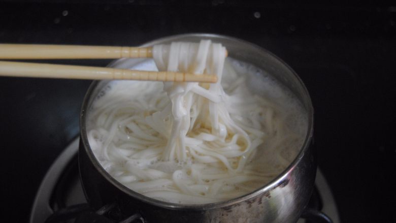 金笋肉酱拌面,煮至湿面可以用筷子夹断即可捞出