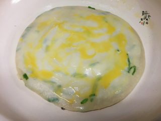 香葱鸡蛋饼,把饼的生坯放入平底锅，中小火烙，表面刷一层蛋液