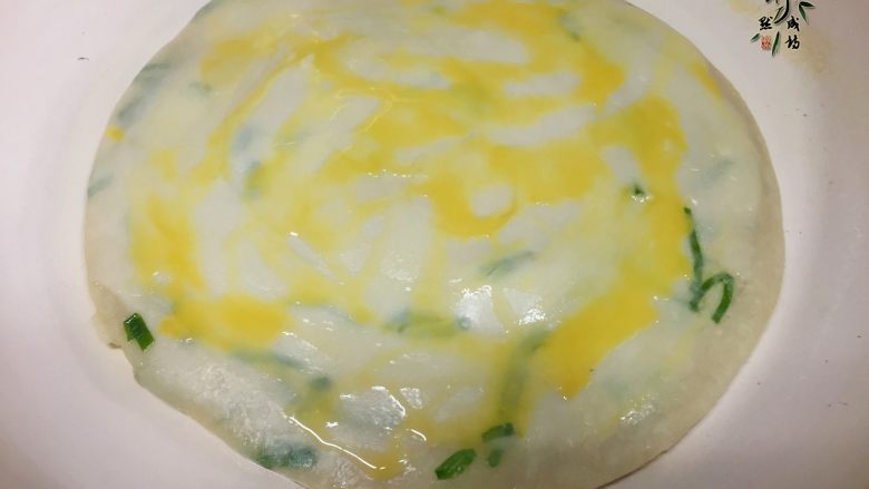 香葱鸡蛋饼,把饼的生坯放入平底锅，中小火烙，表面刷一层蛋液
