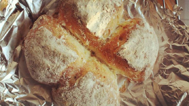 爱尔兰脆皮蘸酪主食面包（全麦非酵母版）,面包烤好后取出放一会儿冷却，闻到最基础面包的香味了吗