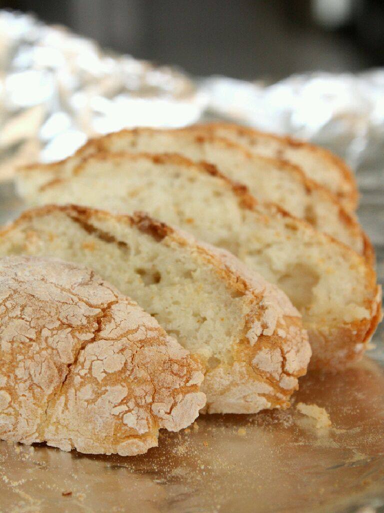 爱尔兰脆皮蘸酪主食面包（全麦非酵母版）,切好后可以看到内部粗糙的组织，因为这种面包不用揉搓上劲。
