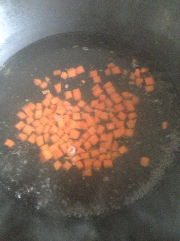 松仁玉米,胡萝卜丁用水焯至八分熟