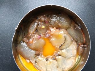小熊米汉堡, 底部基本凝固后，将两只虾头尾相接，摆在鸡蛋上