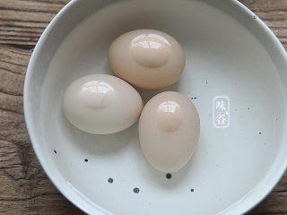 鸡蛋花糖水,鸡蛋捞起放到冷水里；