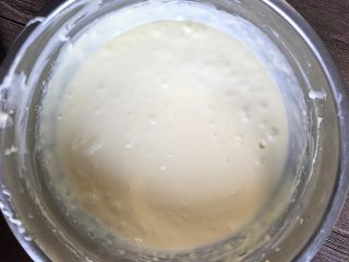 大理石芝士蛋糕 ,加入奶粉及玉米淀粉，先手动翻拌均匀，再用电动打蛋器打匀。