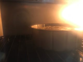 大理石芝士蛋糕 ,烤箱160度预热5分钟，隔水法（烤盘里放水，上面再放烤网，然后烤网上放模具），155度烤制35分钟，然后不要取出，继续焖10分钟再拿出。