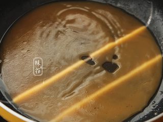 釀尖椒,收干水后把尖椒装好在盆里，把刚才调的淀粉水倒入锅内煮芡汁;