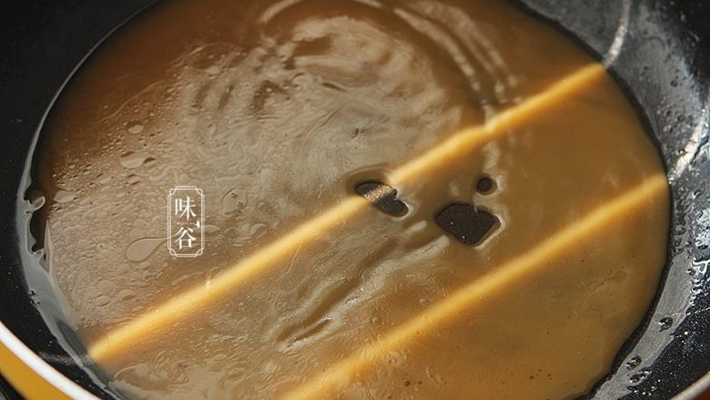 釀尖椒,收干水后把尖椒装好在盆里，把刚才调的淀粉水倒入锅内煮芡汁;