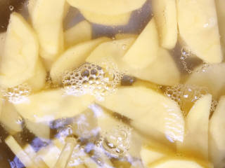 杂炒时蔬,切好的土豆放入水中冲洗两遍，浸泡几分钟