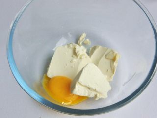 轻芝士蛋糕,软化奶油奶酪后，分三次加入蛋黄。