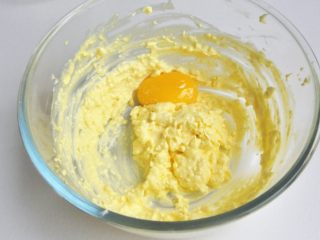 轻芝士蛋糕,每次加入蛋黄后都都用打蛋器贴合碗壁搅拌，直到加完所有蛋黄。