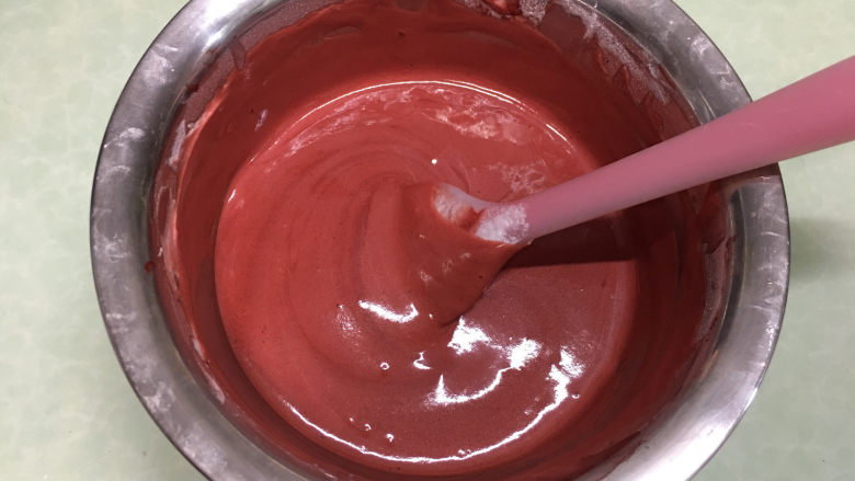 红丝绒蛋糕卷,用翻拌的手法翻拌均匀。
