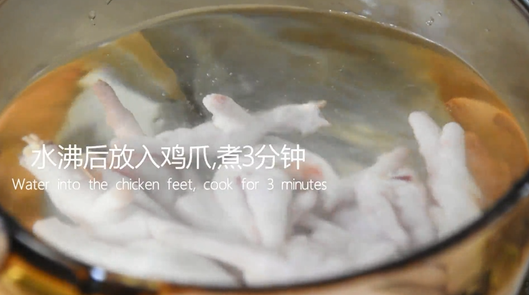 茶餐厅的厨师是怎么做豆豉凤爪的？,水沸后放入鸡爪，煮3分钟