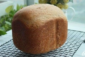 黑糖核桃面包,拿出面包桶倒出面包在晾架上，冷却半小时后切片