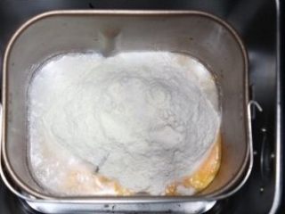 培根沙拉面包,将除黄油外的面团材料全部混合