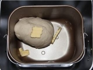 培根沙拉面包,面团稍光滑的时候加入黄油，再来一个15分钟的和面程序