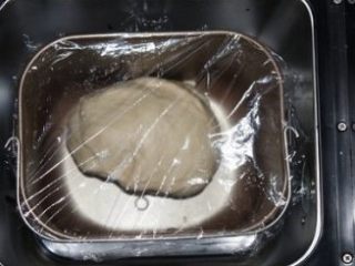 培根沙拉面包,将面团盖个保鲜膜进行基本发酵