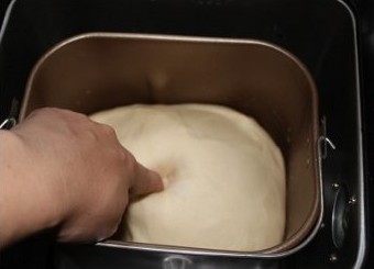 培根沙拉面包,发到2-2.5倍大，用手指按一下不回缩就表示发好了