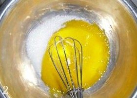 万圣节蛋糕卷,蛋黄中加入35g细砂糖用打蛋器打至起泡，再依次加入水、色拉油、柠檬汁搅拌均匀