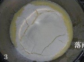 万圣节蛋糕卷,蛋黄糊中筛入低筋面粉和玉米淀粉