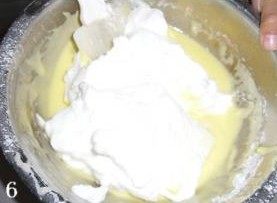万圣节蛋糕卷,取三分之一打发好的蛋白，放入蛋黄糊中翻拌均匀