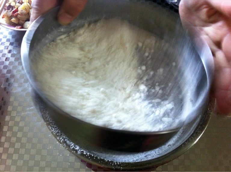 培根洋葱土豆玛芬,筛入粉类 搅拌均匀