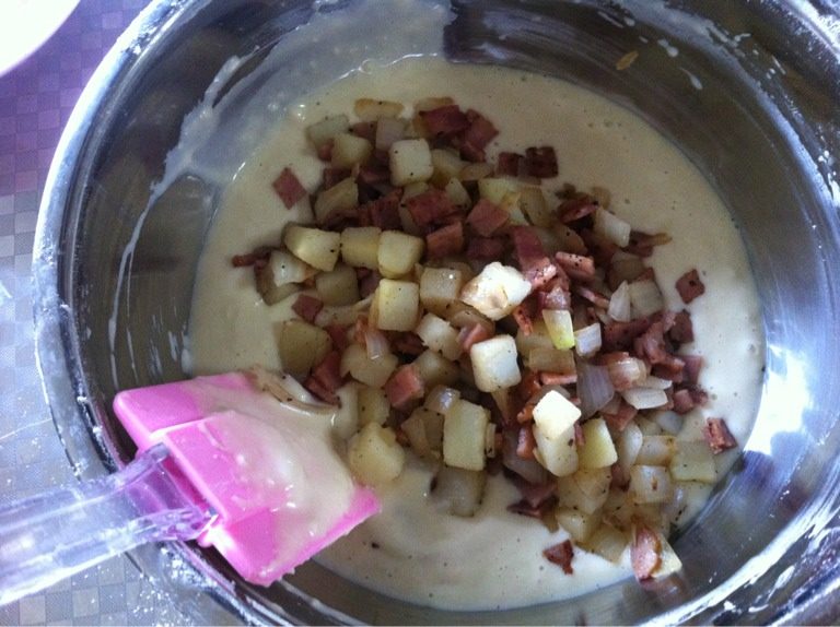 培根洋葱土豆玛芬,加入炒好的洋葱培根 和煮熟的土豆。搅拌均匀