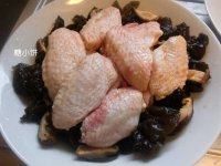 香菇云耳蒸鸡翅,香菇和云耳铺地，摆上腌制好的鸡翅