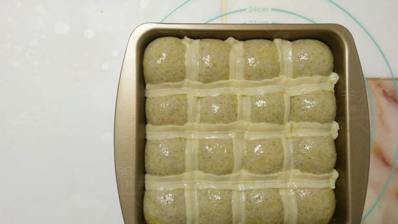 卡士达全麦米餐包,在面团间隙处均匀地挤上条状的卡士达酱。