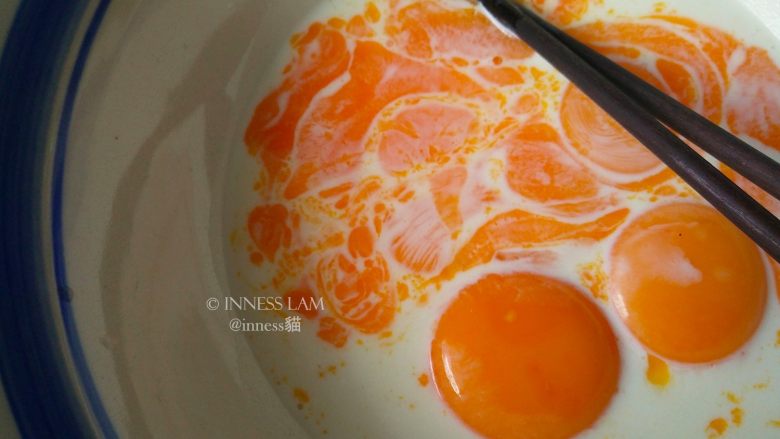 零失误完美【8寸戚风蛋糕】,蛋黄蛋清分开。取一大碗，倒入牛奶和玉米油，搅拌至完全混合乳化后，加入蛋黄搅拌均匀。