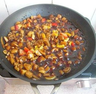 蜂蜜杏鲍鸡丁,将事先准备好的调料倒入锅中，大火炒约1分钟，加入红、黄甜椒，稍煮一下，再加入淀粉水，现磨入一点黑胡椒，收浓汁即可