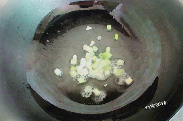 蛋皮包饭,超锅内放入少许油，放入葱花姜末爆香