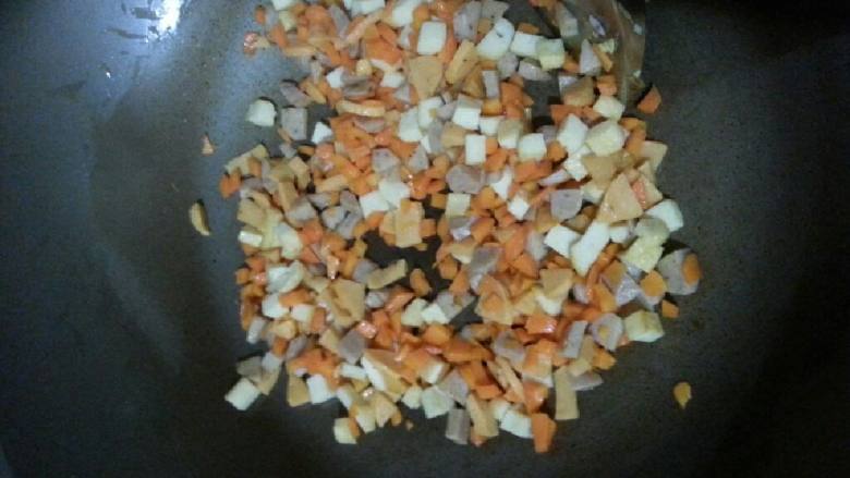 蛋炒饭,锅里加点油先放胡罗卜,加入所有材料翻炒。
