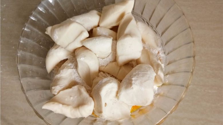 日式牛奶卷,发酵好的中种面团撕成小块，加入主面团（辅料）除黄油外的材料混合揉成光滑面团