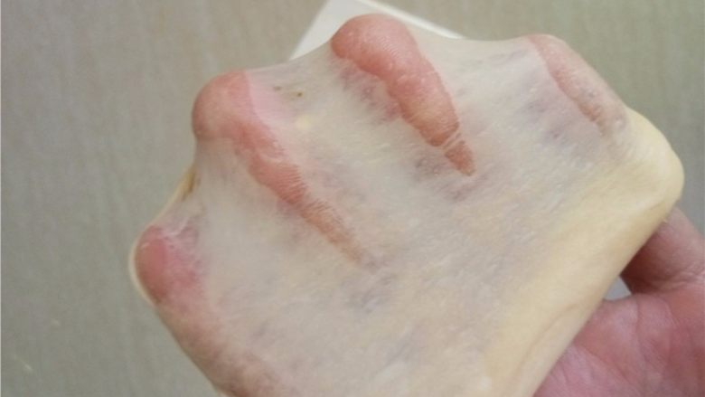 日式牛奶卷,继续摔打至出透明手套膜。