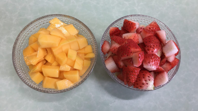 水果盒子蛋糕,这个时间准备水果，将草莓和芒果切成小丁。
