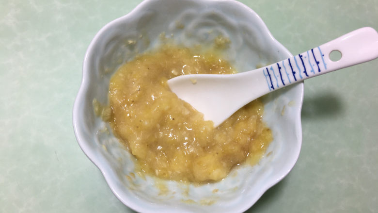 香蕉辫子吐司,将香蕉用勺子压成泥备用。