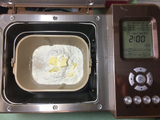 香蕉辫子吐司,将面包所有材料及香蕉泥全部放入东菱1352AE-3C面包机中，选择标准面包模式进行揉