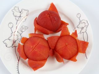 番茄金蛋烧,捞出番茄用冷水冲一下，就可以轻松去皮了。