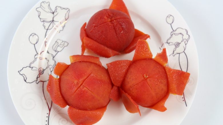 番茄金蛋烧,捞出番茄用冷水冲一下，就可以轻松去皮了。